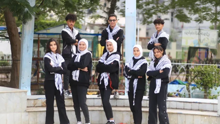 الدبكة الفلسطينية وسط المجاعة.. خطوات الصغار تتحدى الاكتئاب
