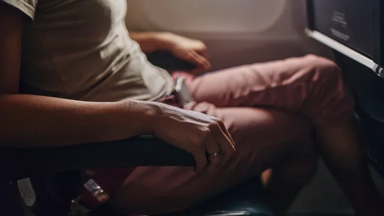 دليلك للتعامل مع المطبات الهوائية وتجنب الإصابات على متن الطائرة