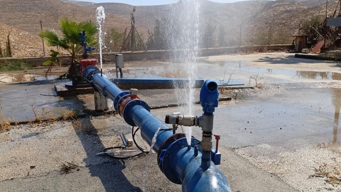 اعتداءات المستوطنين توقف ضخ المياه من بئر رقم 6 في عين سامية