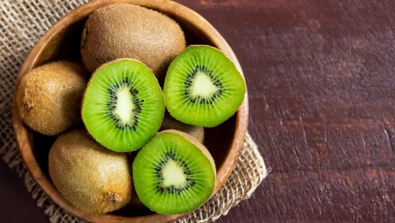 لماذا يجب تناول الكيوي يوميا؟.. فاكهة ذهبية تحمل 6 فوائد مذهلة