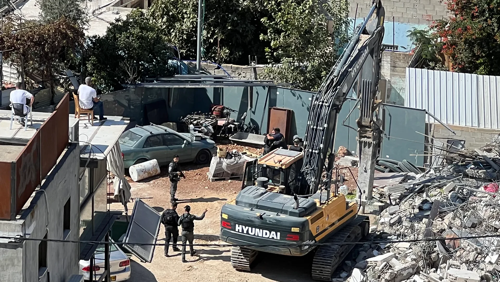 الاحتلال يجبر مقدسياً وأبناءه الأربعة على هدم منازلهم في صور باهر