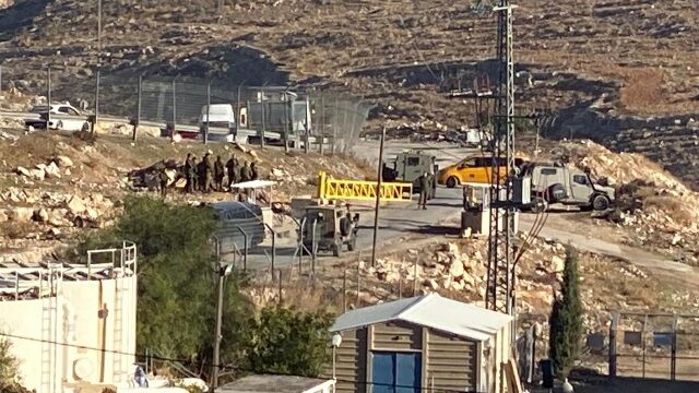 الاحتلال يحتجز مدير مدرسة ذكور المغير وينكل به