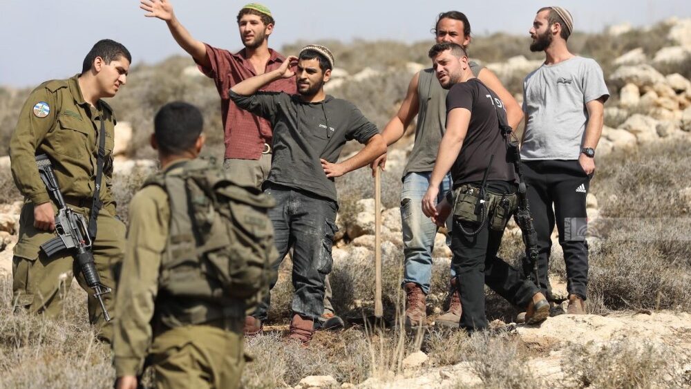 المستوطنون يواصلون توسيع بؤرة استيطانية جديدة جنوب الخليل