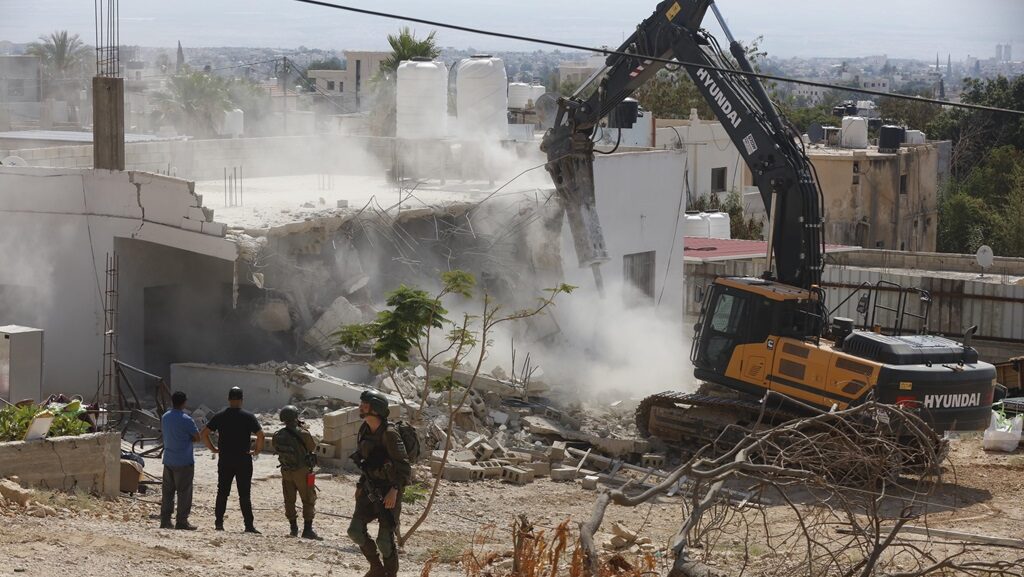 الاحتلال يهدم منزلاً في عزبة الأشقر جنوب قلقيلية