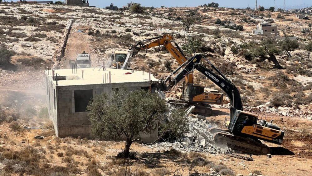 الاحتلال يهدم منزلاً قيد الإنشاء في شقبا غرب رام الله