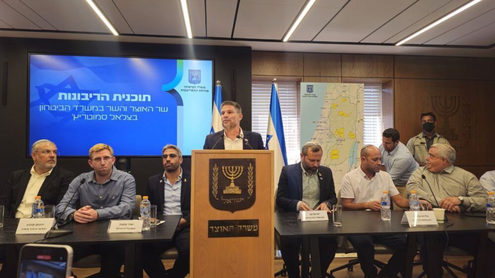 سموتريتش يهدد بتدمير السلطة الوطنية الفلسطينية