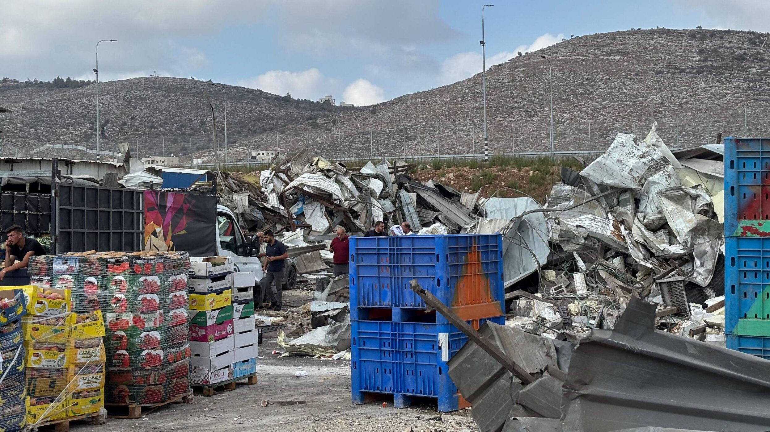 الاحتلال يهدم محالاً تجارية في سوق الخضار المركزي في بيتا جنوب نابلس