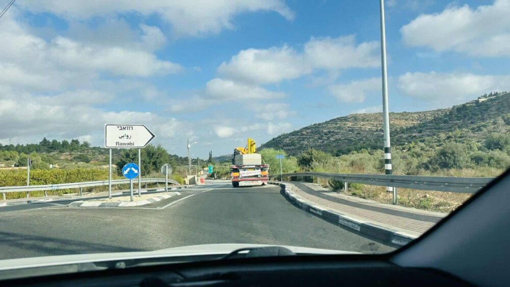 قوات الاحتلال تنصب بوابة حديدية عند مدخل روابي شمال رام الله