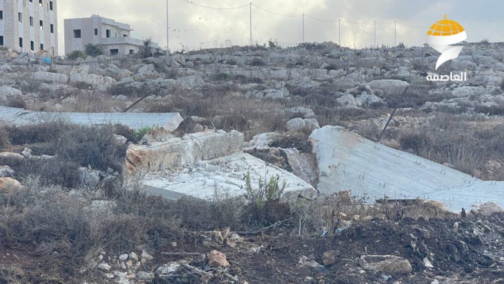 الاحتلال يهدم أسواراً في قطنة شمال غرب القدس