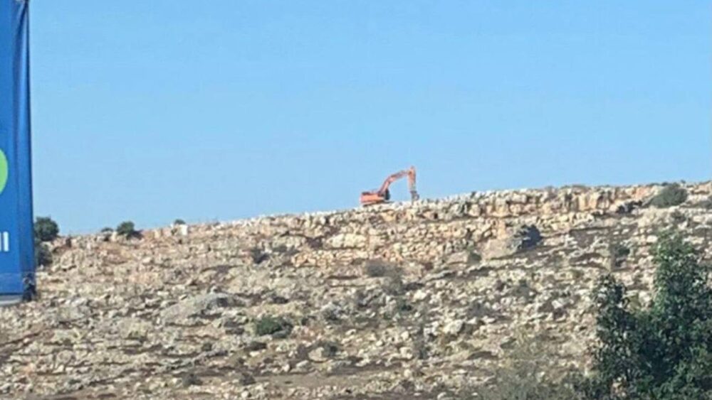 الاحتلال يشرع بشق طريق استيطاني في دير جرير شرق رام الله