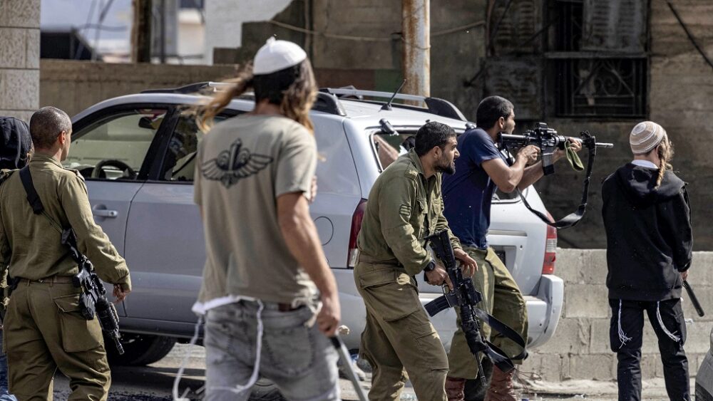 مستوطنون يعربدون في خربة طانا شرق بيت فوريك ويعتدون على الشبان بالضرب