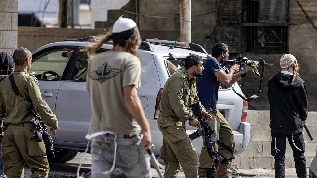 مستوطنون يعربدون في خربة طانا شرق بيت فوريك ويعتدون على الشبان بالضرب