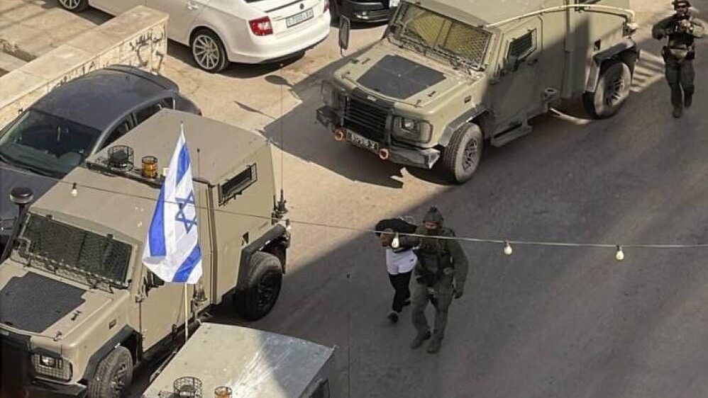 الاحتلال يعتقل 3 مواطنين من محافظة رام الله