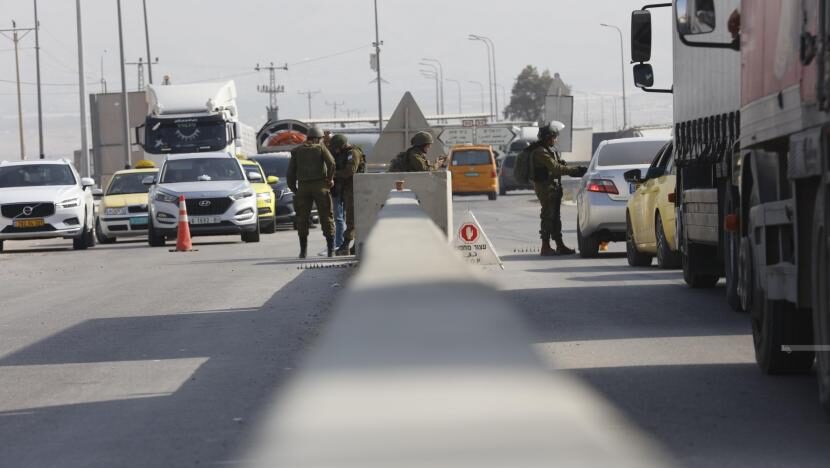 مستوطنون يغلقون المدخل الغربي لقرية دير جرير شمال رام الله