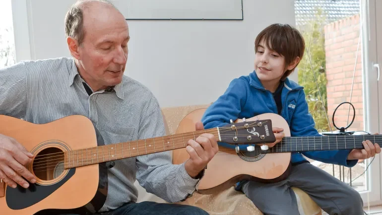 عزف الموسيقى في سن متأخرة يعزز صحة الدماغ