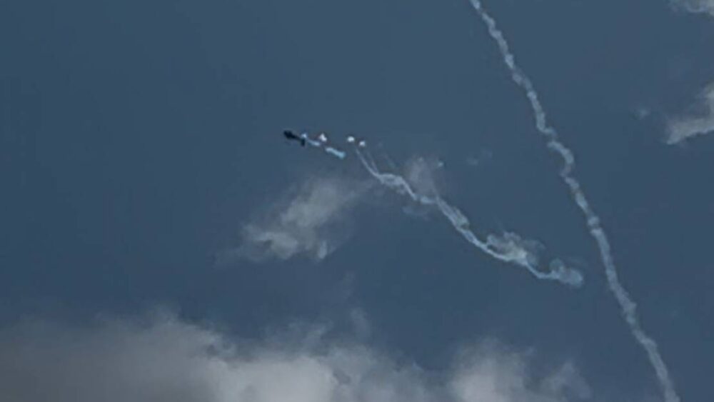 المقاومة تستهدف مروحية إسرائيلية في سماء غزة