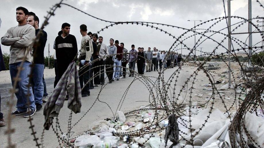 ارتقاء 40 عاملاً فلسطينياً وتسجيل أكثر من 30 ألف حالة اعتقال خلال عامين