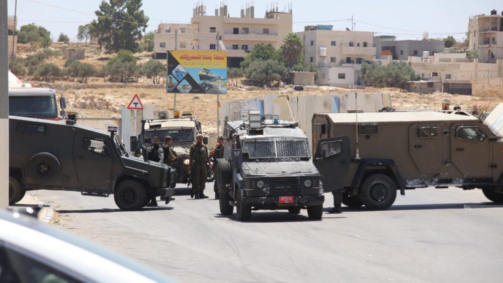 قوات الاحتلال تواصل اقتحام مادما جنوب نابلس وتجبر عائلات على اخلاء منازلها