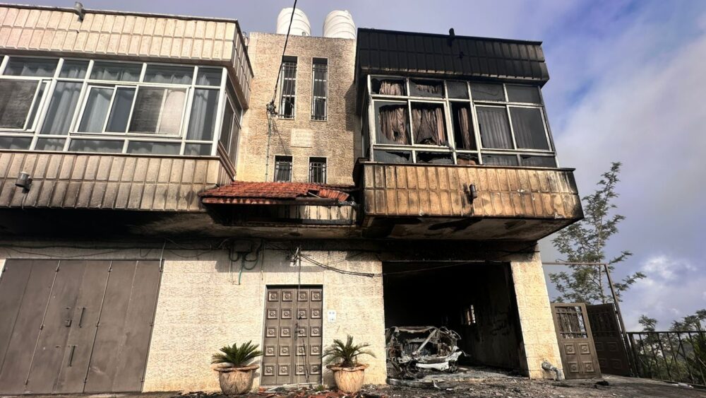 الاحتلال يعتقل شابين من سردا وبيتونيا بعد محاصرة منزلين وتفجير أحدهما