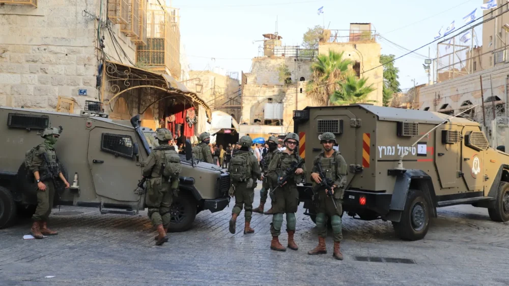 الاحتلال يعتدي على شاب ويحتجز مركبات في اللبن الشرقية