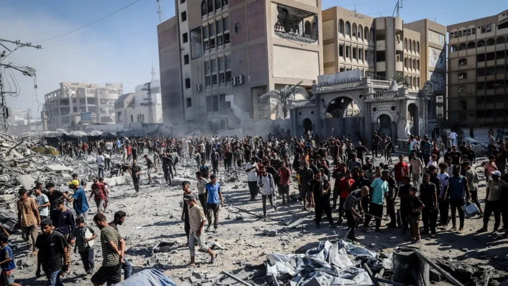 جيش الاحتلال يلقي منشورات بالإخلاء الفوري لسكان الأحياء الغربية لمدينة غزة