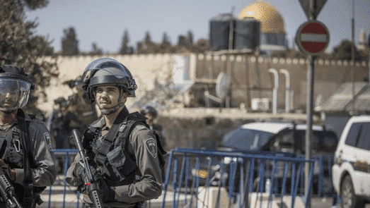 الاحتلال يسلم أسيراً مقدسياً محرراً قراراً بالإبعاد عن "الأقصى"