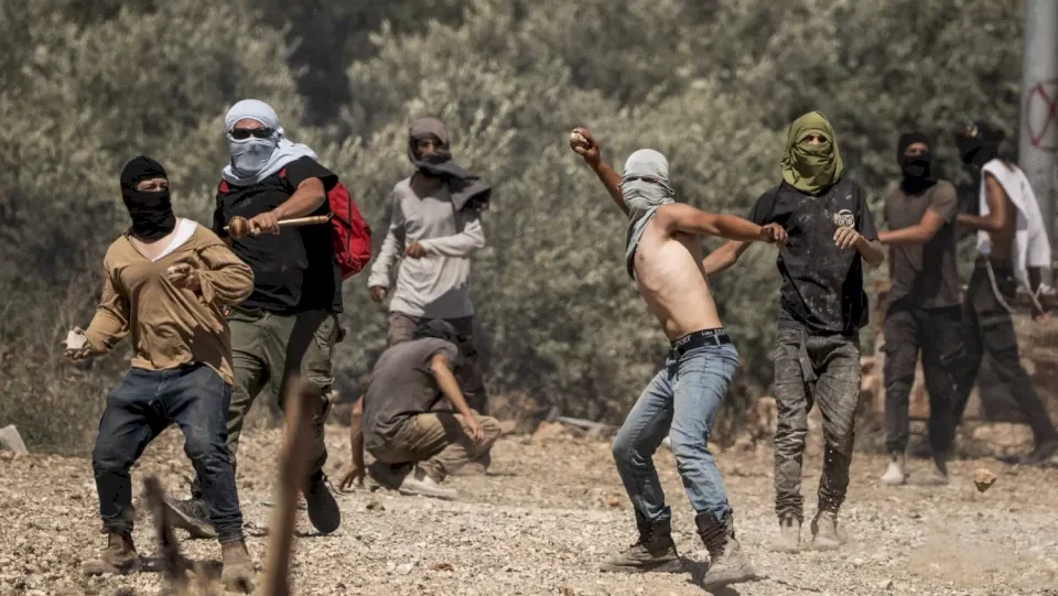 مقاومة الجدار والاستيطان: 1613 اعتداءً نفذها الجيش والمستوطنون ضد الفلسطينيين وأراضيهم في آب 2025