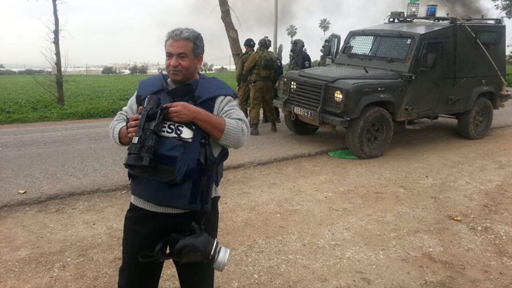 "هيئة الأسرى": الصحفي الأسير علي السمودي يعاني أوضاعاً صحية سيئة