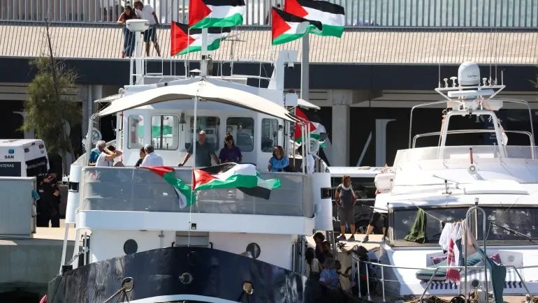 سفينة إعلاميين تستعد للإبحار إلى غزة