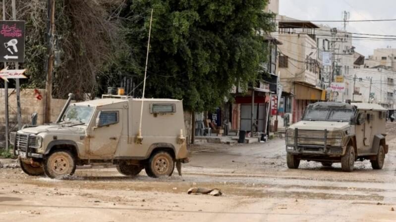 تدمير شوارع المدنية الرئيسية الرابط بين المربع التجاري فيها، وقرى غربها وجنوبها