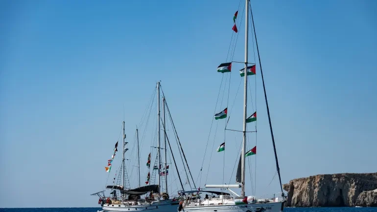 عودة الاتصال بكبرى سفن أسطول الصمود والنشطاء يلقون هواتفهم بالبحر