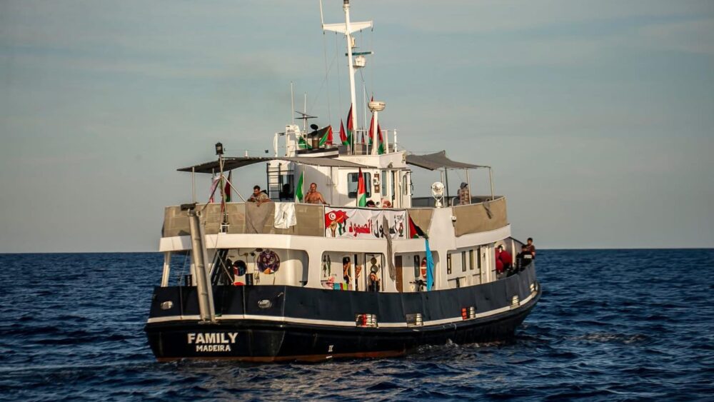 "أسطول الصمود" على بُعد 825 كم من غزة ومسيّرتان تهددانه