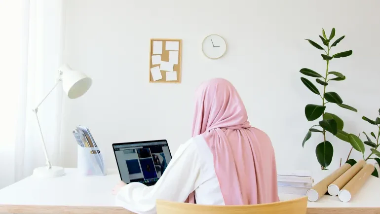 الذكاء الاصطناعي يزيح الشباب من سوق العمل.. كيف تضمن البقاء؟