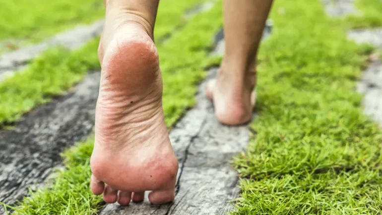 المشي حافيا.. تمرين بسيط يعزّز توازنك