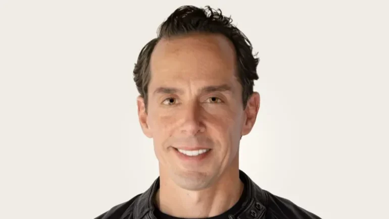 بعد أشهر من تعيينه.. "إكس إيه آي" تخسر مديرا آخر للمنافس الأكبر