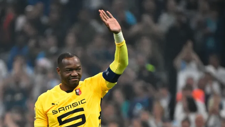 حارس منتخب فرنسا السابق مانداندا يعلن اعتزاله