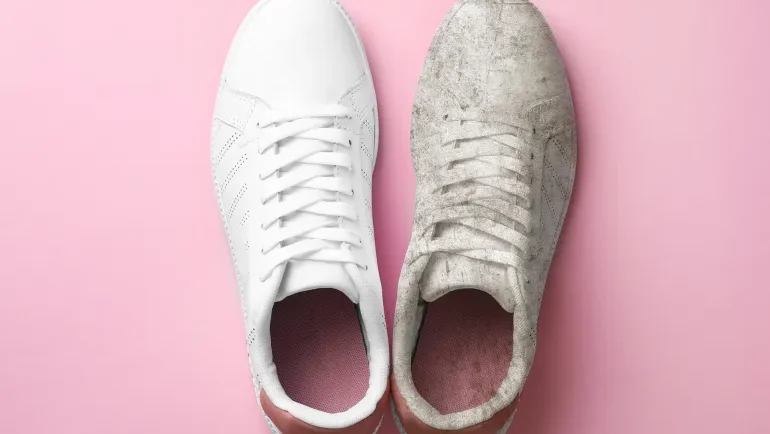 دليلك الشامل لتنظيف الأحذية.. الغسيل اليدوي أم الغسالة؟