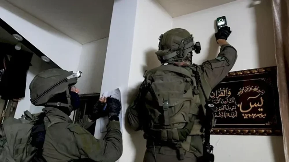 الاحتلال يأخذ قياسات منزل في قطنة تمهيدا لهدمه