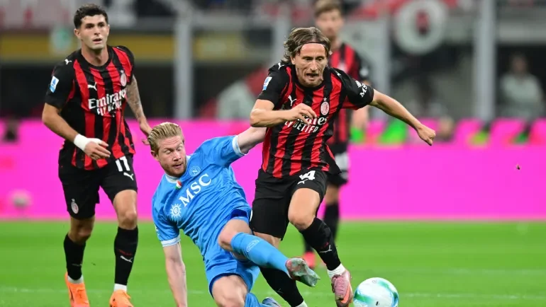 ميلان يقفز إلى صدارة الدوري الإيطالي بفوز مثير على نابولي