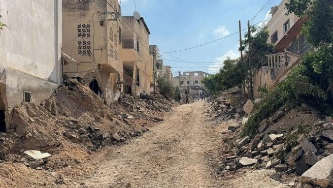 الاحتلال يجرف شارع الغبز في محيط مخيم جنين