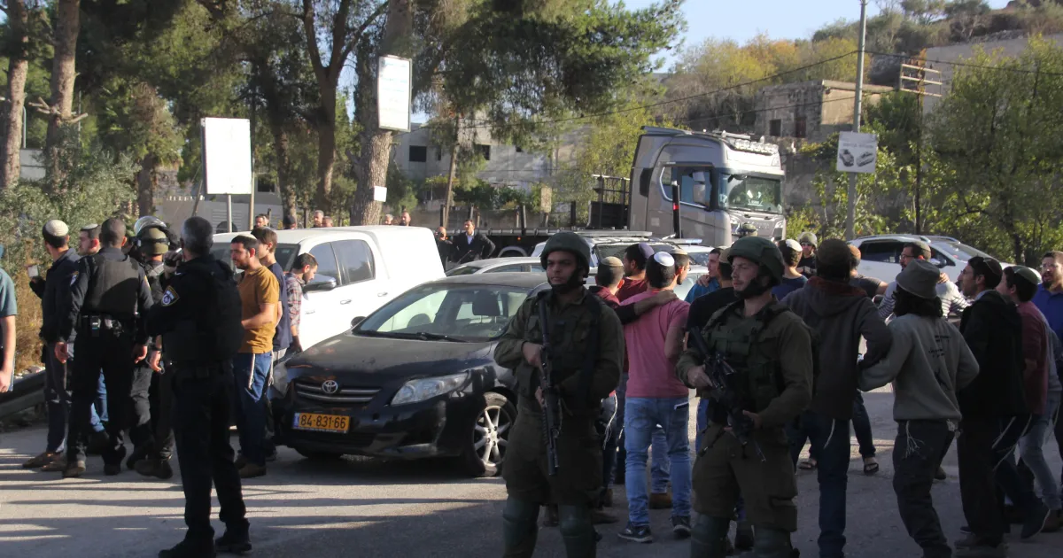 مستوطنون يعربدون أمام مدارس اللبن الشرقية