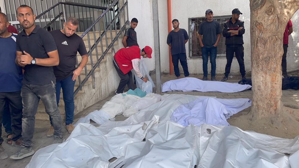 100 شهيد بينهم 35 طفلاً وصحفي في غارات الاحتلال على غزة