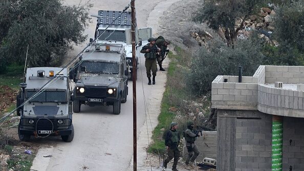 الاحتلال يعتقل والدة الشهيد محمد اشتية وشقيقه في كفر نعمة غرب رام الله