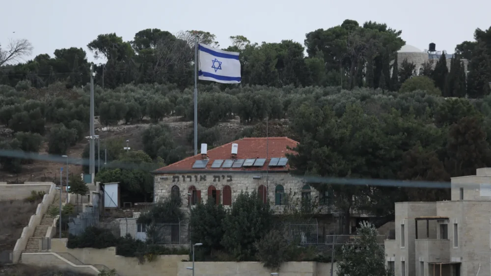 الاحتلال يفعّل قرارات استيلاء قديمة على أراضي قلنديا شمال القدس