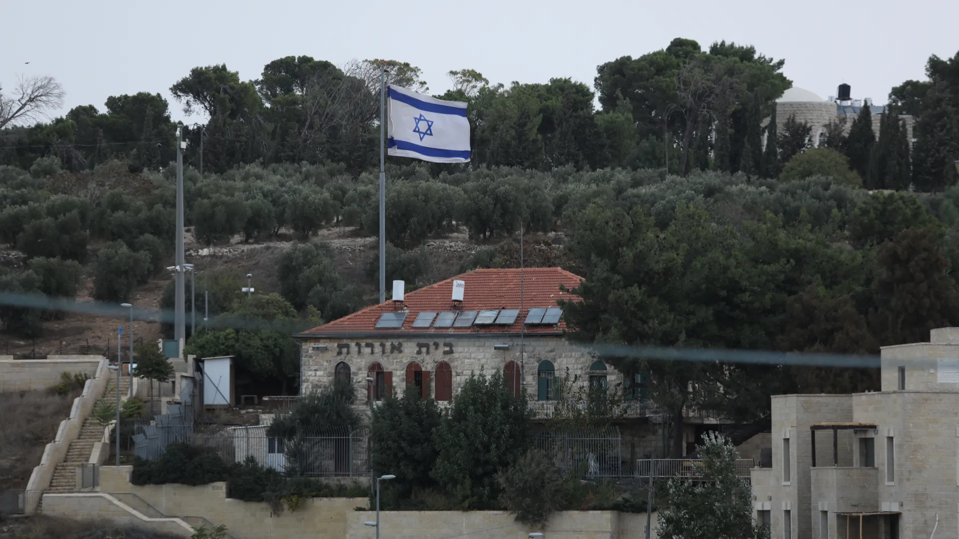 الاحتلال يفعّل قرارات استيلاء قديمة على أراضي قلنديا شمال القدس