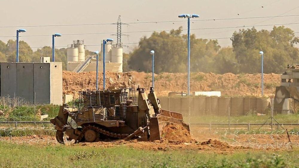 الاحتلال يجرف أراضي زراعية في مدينة الخليل وبلدة بيت أمر