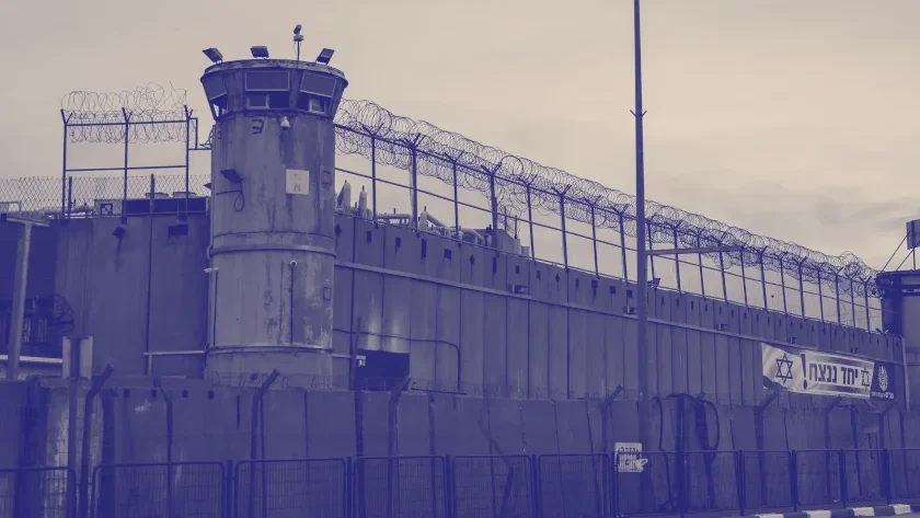 وزير جيش الاحتلال يقرر منع زيارة ممثلي الصليب الأحمر للمعتقلين