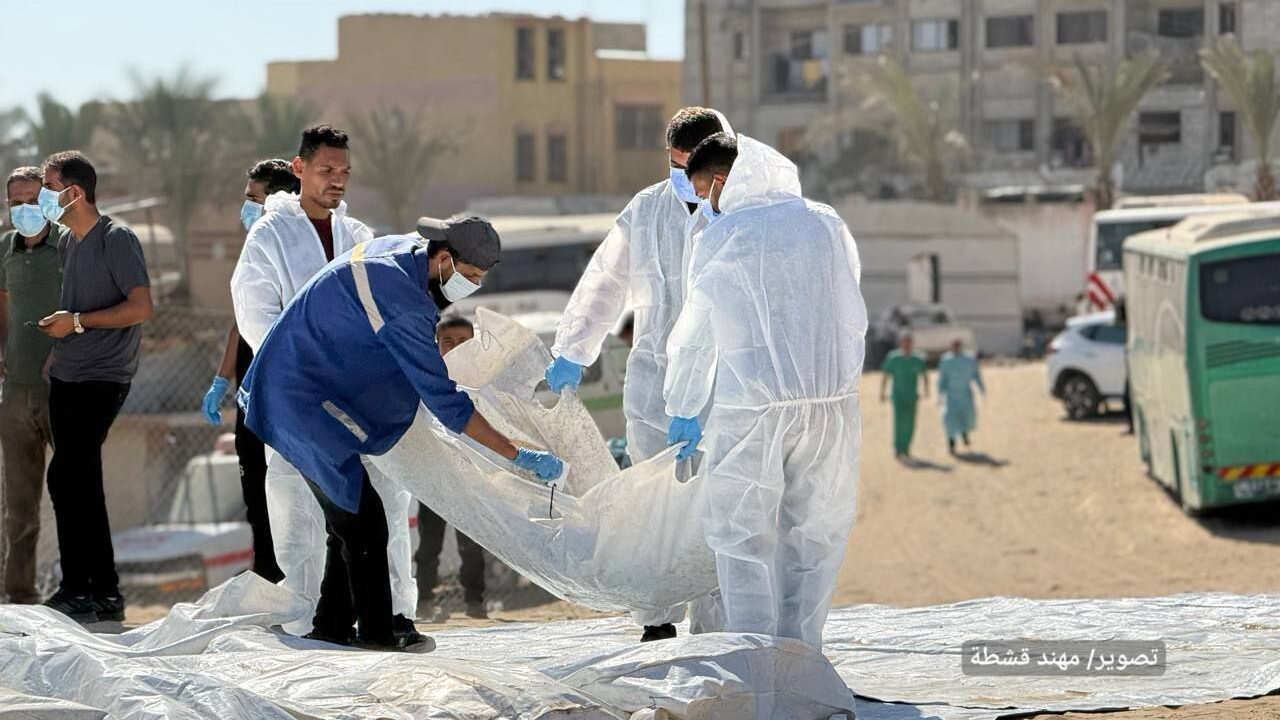 الاحتلال يسلم جثث 50 شهيدًا احتجزها منذ بداية العدوان على قطاع غزة