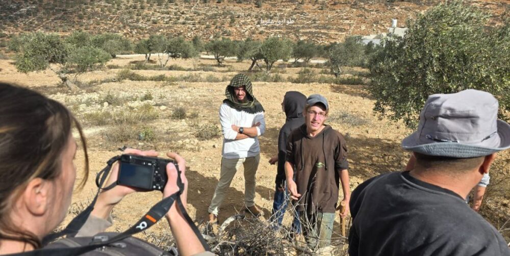 مستوطنون يهاجمون قاطفي الزيتون في عقربا جنوب نابلس