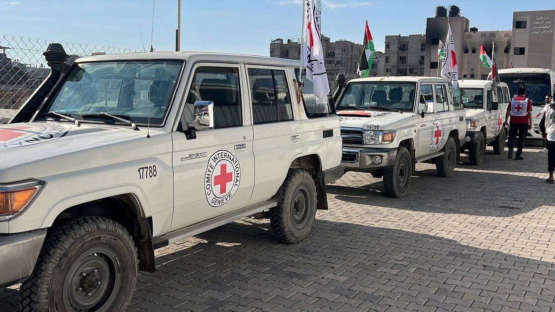 الصليب الأحمر يتسلم الدفعة الثانية من المحتجزين الإسرائيليين في قطاع غزة